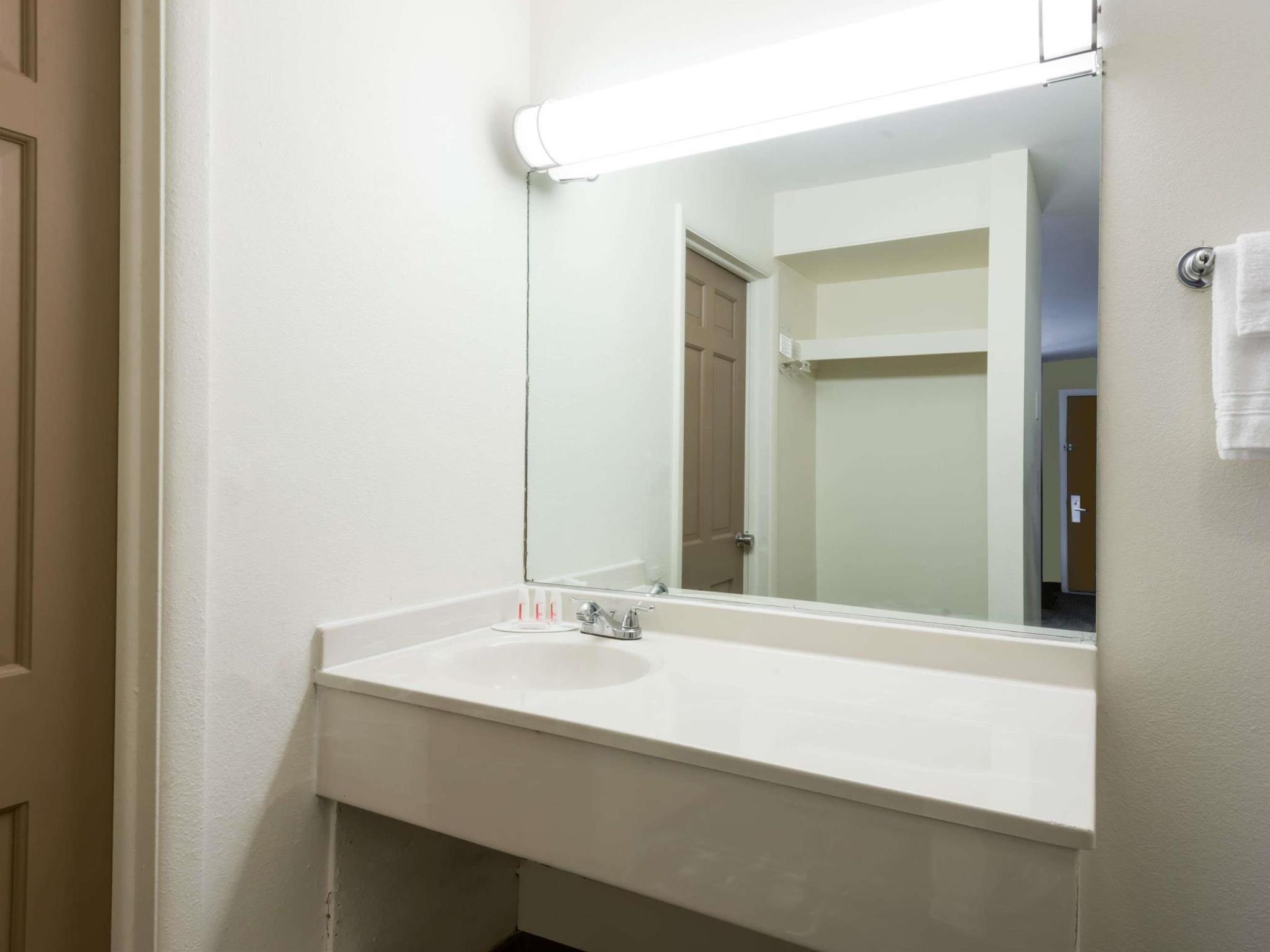 Deluxe Inn & Suites Джанкшен Сити Экстерьер фото