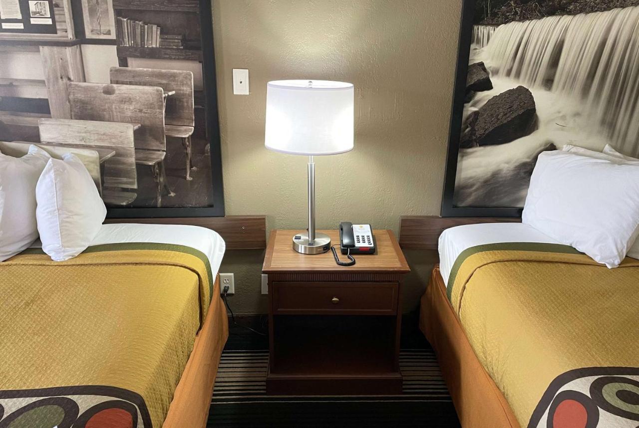 Deluxe Inn & Suites Джанкшен Сити Экстерьер фото