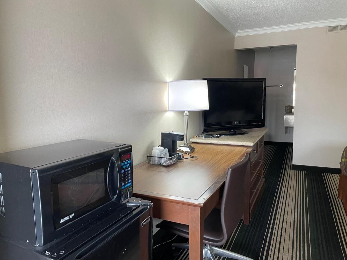 Deluxe Inn & Suites Джанкшен Сити Экстерьер фото
