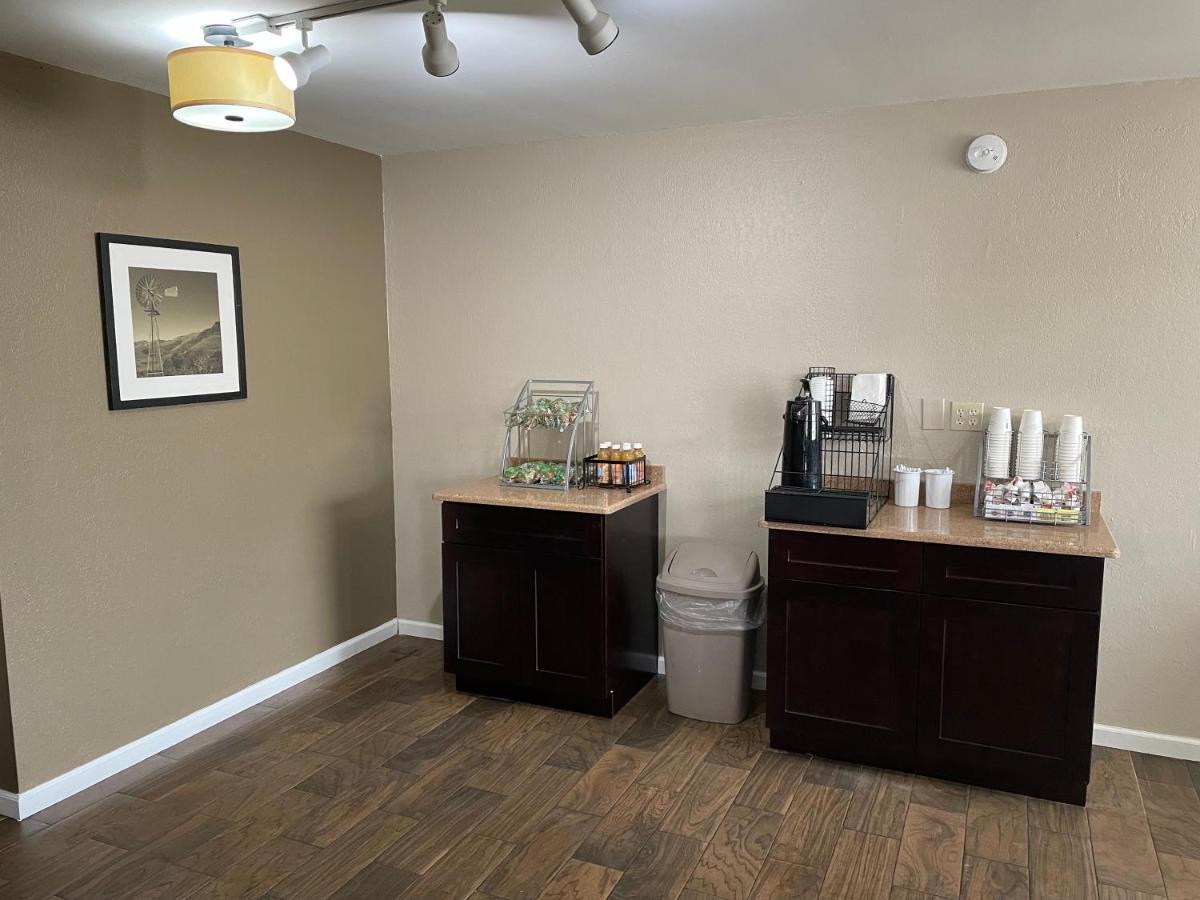Deluxe Inn & Suites Джанкшен Сити Экстерьер фото