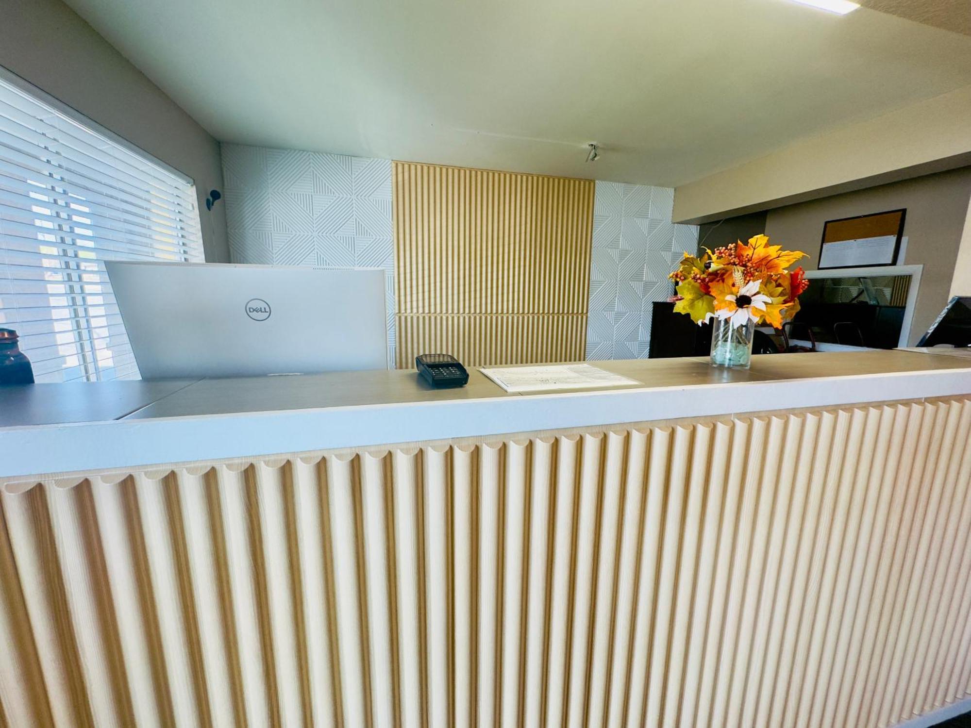 Deluxe Inn & Suites Джанкшен Сити Экстерьер фото