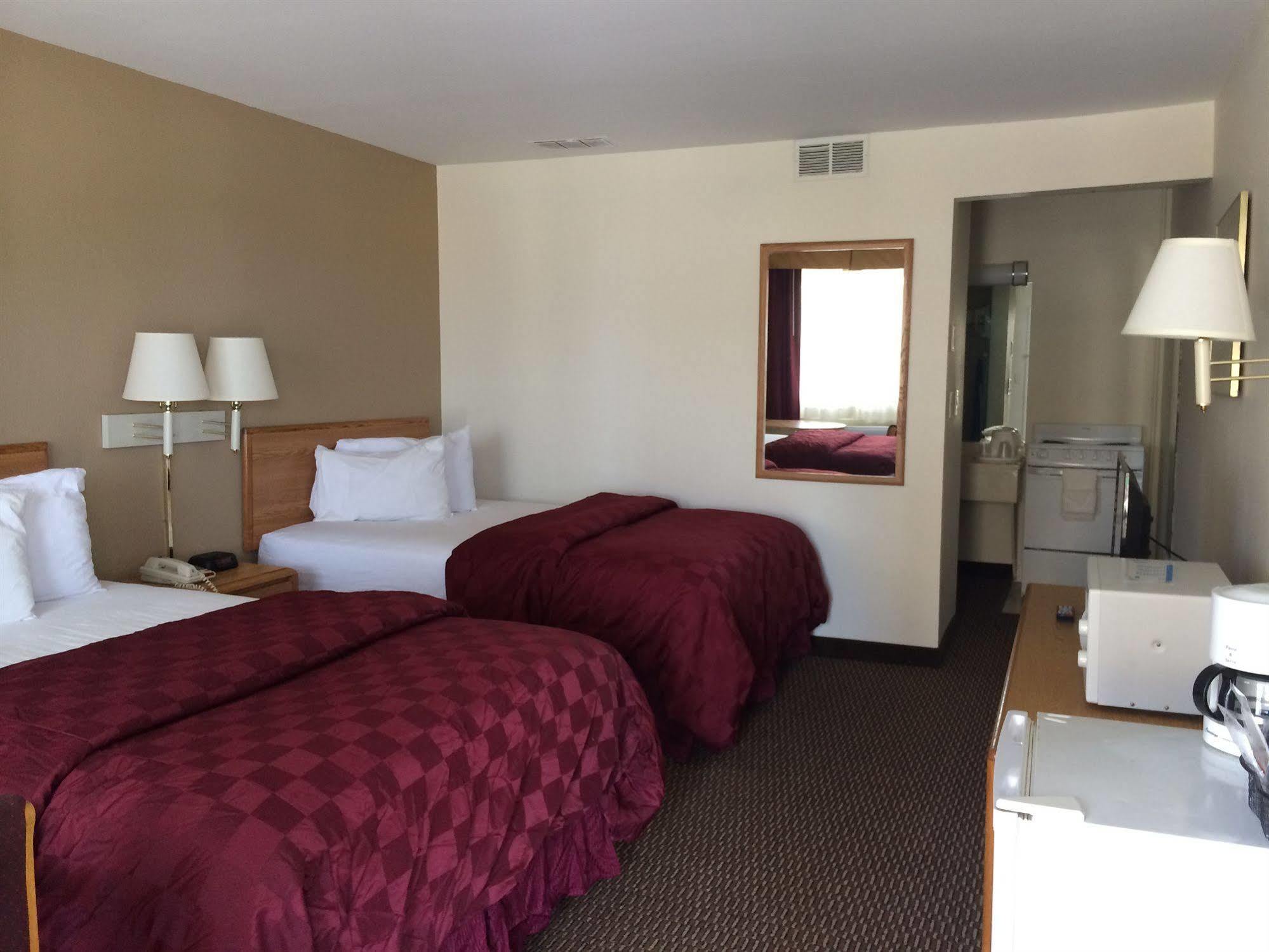 Deluxe Inn & Suites Джанкшен Сити Экстерьер фото