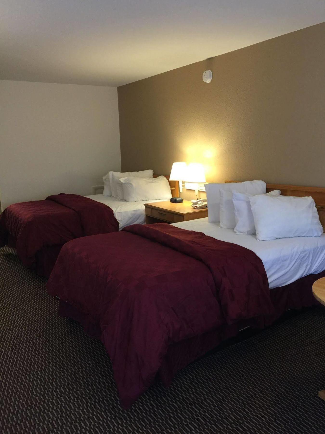 Deluxe Inn & Suites Джанкшен Сити Экстерьер фото