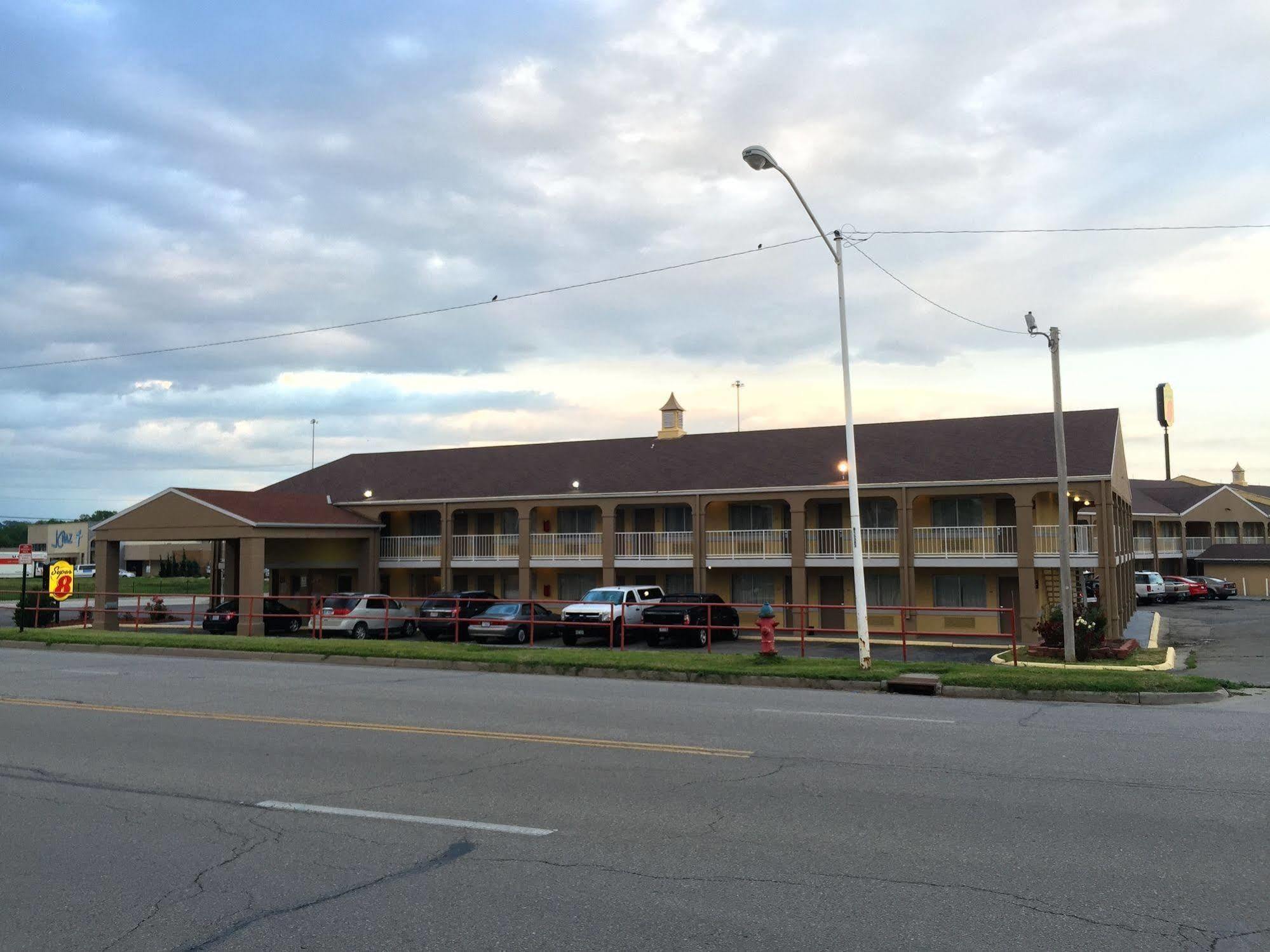 Deluxe Inn & Suites Джанкшен Сити Экстерьер фото